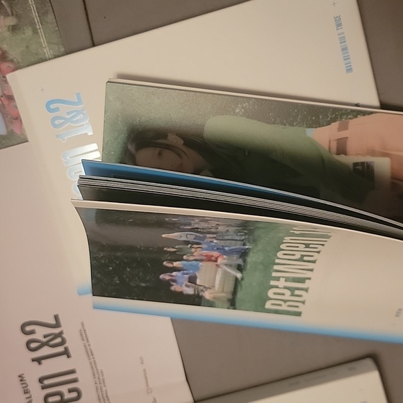 Twice (kpop) mini album with poster + baseball cap bundle with freebies photos - Picture 3 of 8